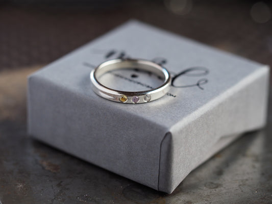 Bague en argent avec pierre de naissance sertie à fleur