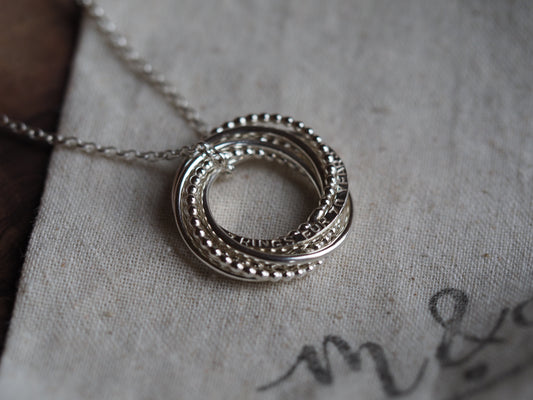 Collier à anneaux entrelacés en argent