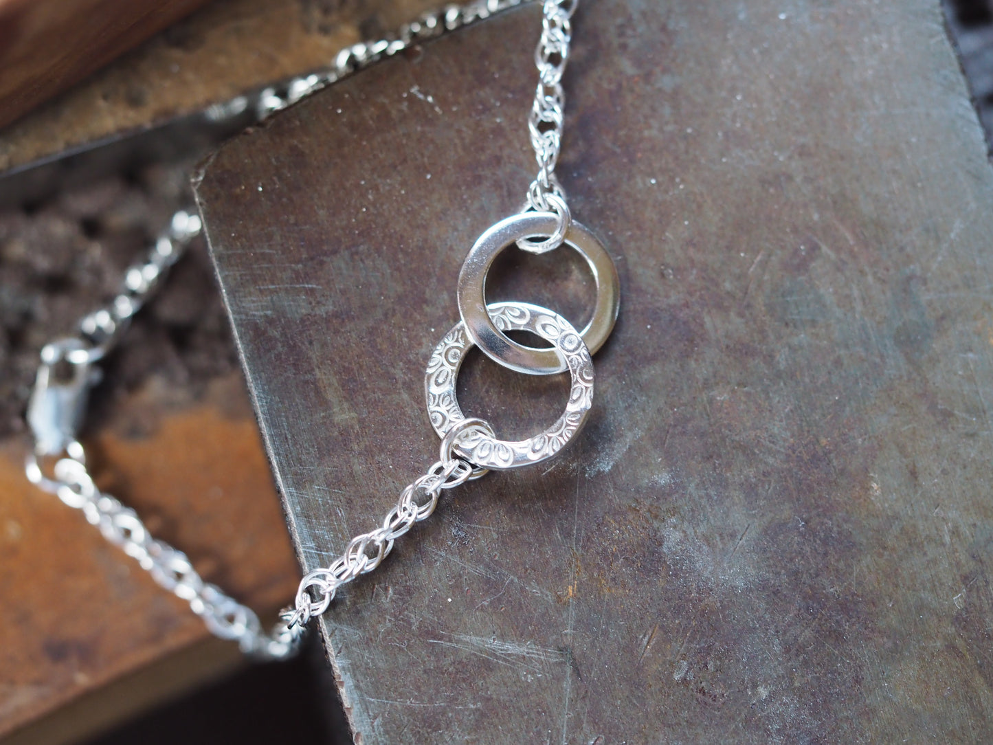 Bracelet entrelacé mini rondelle en argent sterling