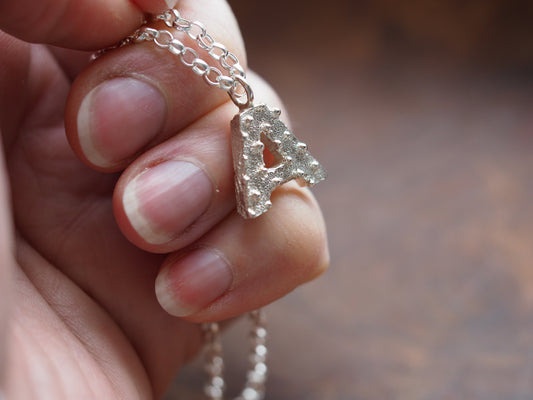 Collier initial solide et épais - sculpté en cire et moulé au sable