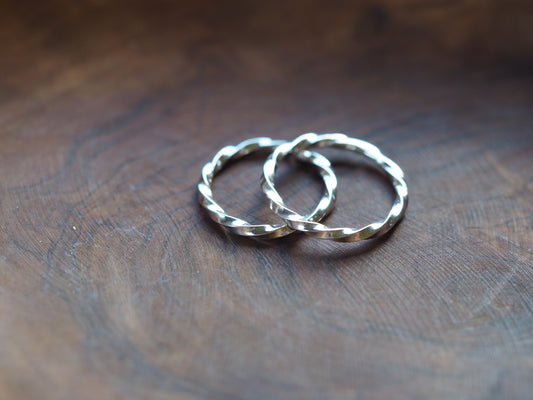 Bague torsadée en argent massif