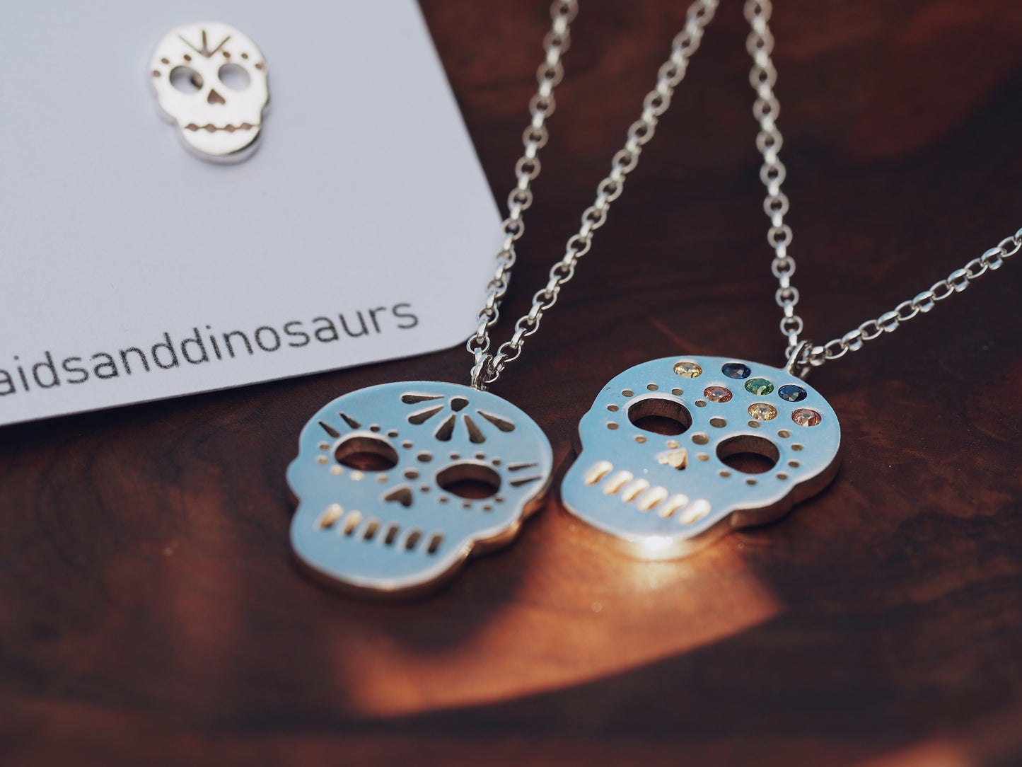 Collier de pierres précieuses colorées en forme de crâne de sucre en argent