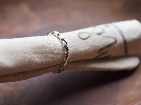 Bague torsadée en argent massif
