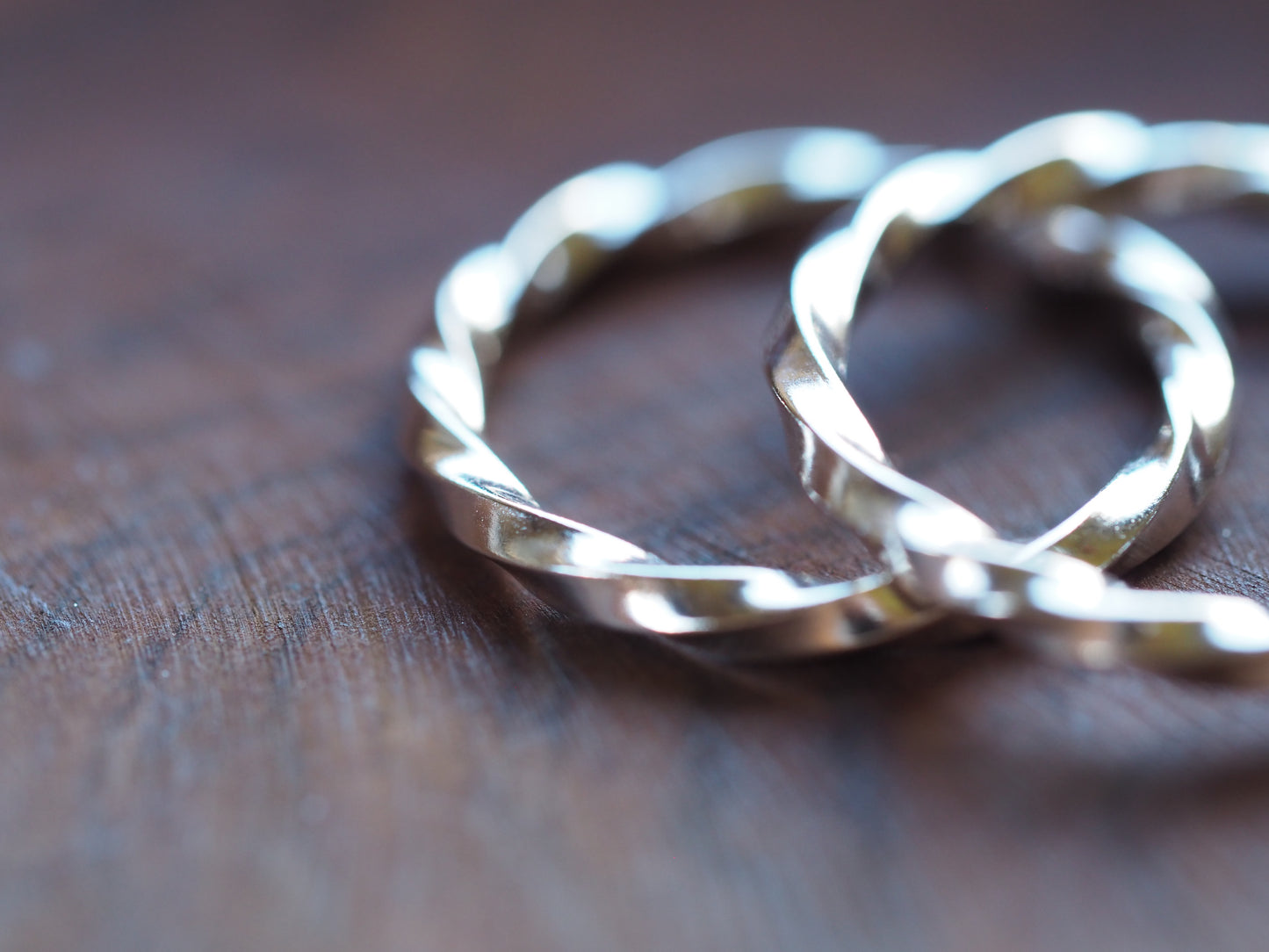 Bague torsadée en argent massif
