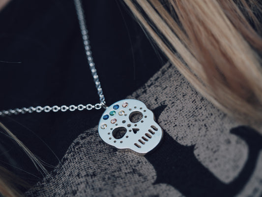 Collier de pierres précieuses colorées en forme de crâne de sucre en argent