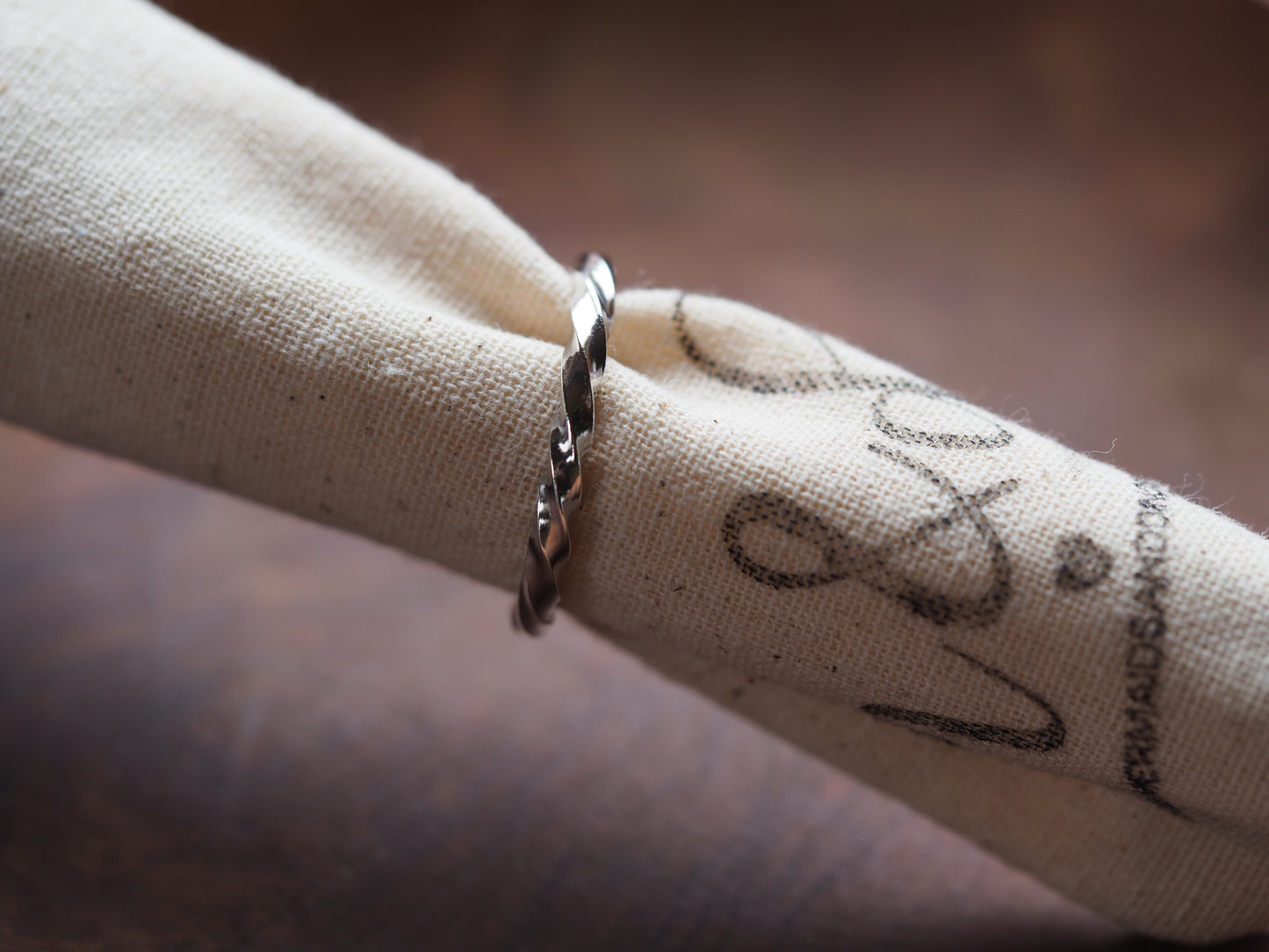 Bague torsadée en argent massif